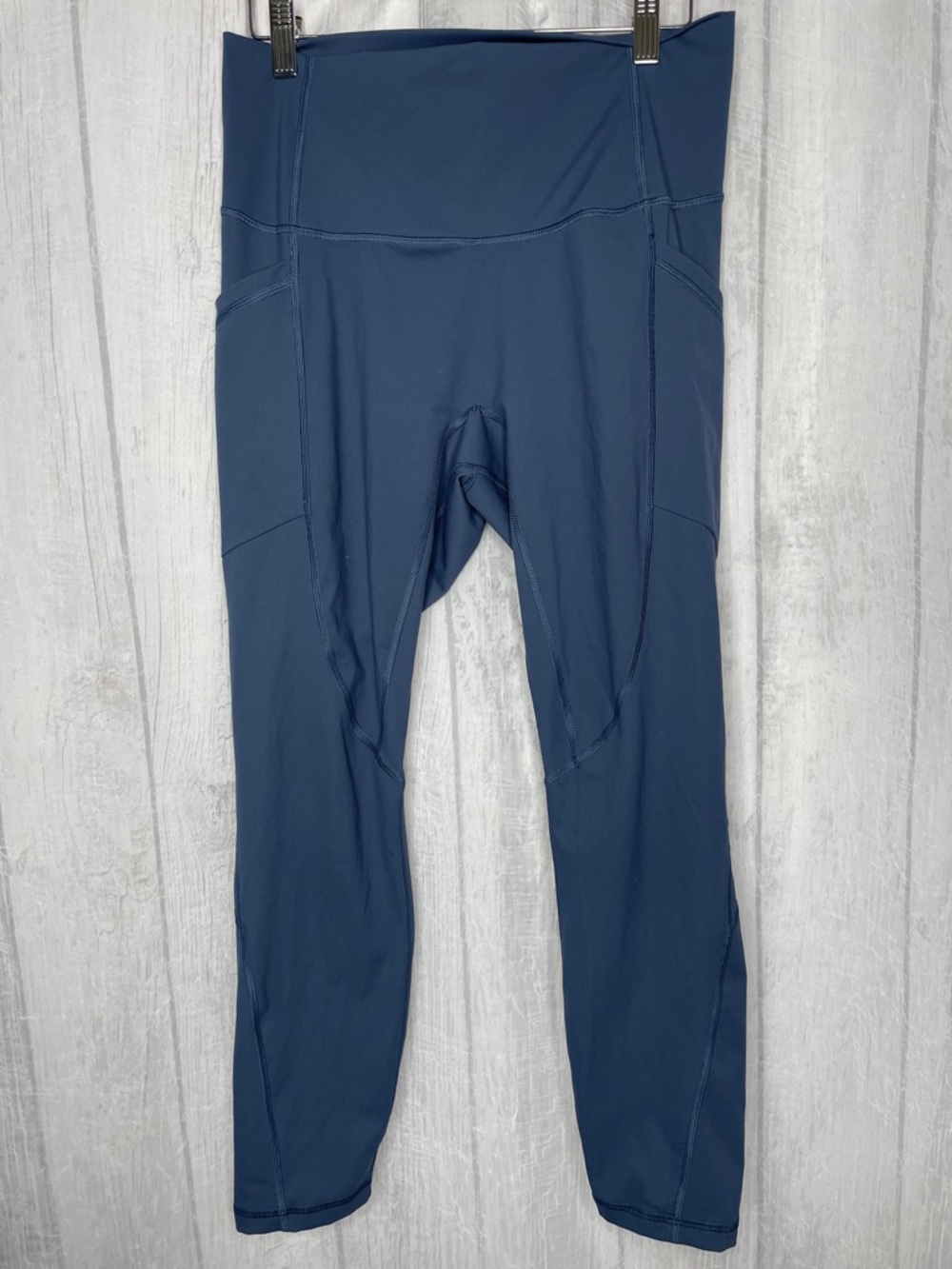 Everlane perform leggings.